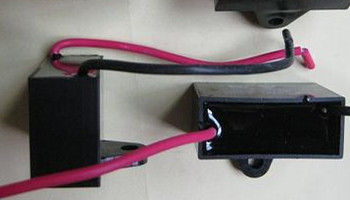 哪些因素會(huì)影響CBB61電容器容量大?。?/></p><p>　　提問：CBB61電容器的容量大小受到哪些因素影響呢？</p><p>　　回答：一般來說，CBB61電容的容量大小和金屬層的面積大小有很大的關(guān)系，一般來說，其電容的量降低，很多時(shí)候是因?yàn)榻饘馘儗邮艿酵饨缫蛩赜绊?，面積變少導(dǎo)致的。</p><p>　　CBB61電容在生產(chǎn)制造期間，膜層之間多少會(huì)有一點(diǎn)空氣存在，這是不能避免的。</p><p>　　當(dāng)<a href=